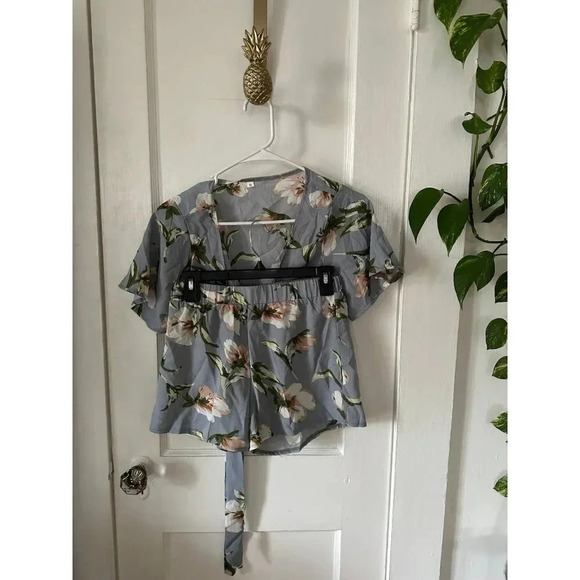Women’s size Medium two piece Floral outfit - Picture 1 of 9